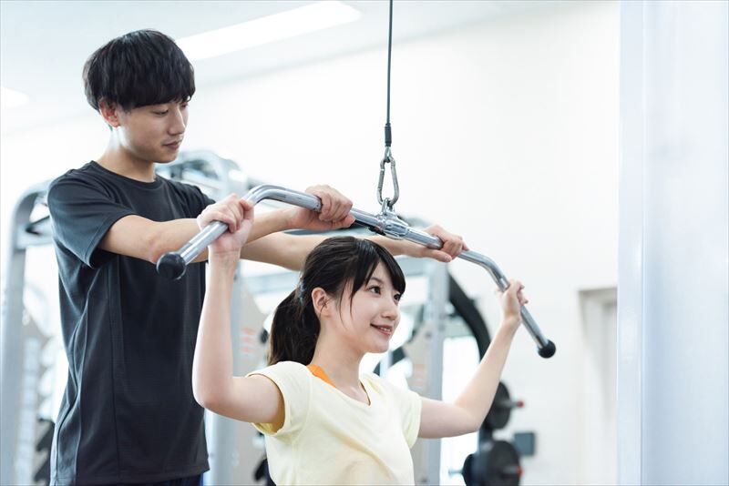 指導する男性スタッフ_R